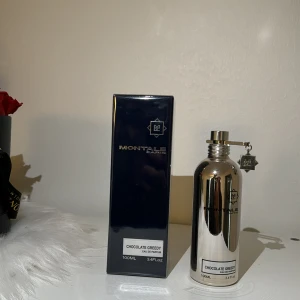 Montale  - Säljer en lyxig parfym från Montale, Chocolate Greedy. Flaskan är i en cool metallisk silverfärg och rymmer 100 ml av denna underbara doft. Perfekt för dig som älskar en söt och chokladig doft.  Det är en oöppnad kartong + mer än 70% kvar i flaskan. 