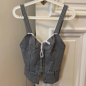 Zara rutig topp - Korsett liknande topp från zara i strl 36. Använd en gång, kommer inte till användning längre. 