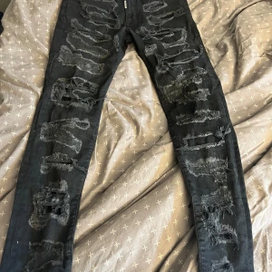 Represent Jeans - Represent distressed skinny jeans Sköna skinny jeans Size 29 Inte använda många gånger alls köpa från farfetch Kom dm för frågor/pris