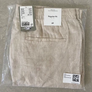 Linnebyxor (man)  - Oöppnade linnebyxor, herr, storlek L från HM - se lapp för modell. Nypris 449 kr. Köpare betalar frakt 