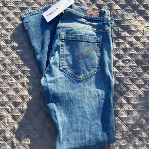 Dondup Jeans - Säljer nu dessa feta Dondup Jeans med skön tvätt och utan defekter i storlek 33 (passar även 32). Endast Jeans medföljer. Skriv vid fler frågor eller bilder! 