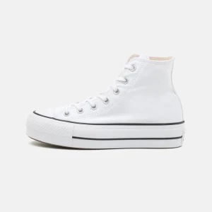 Converse platform vita  - ”Chuck Taylor All Star” vita i bra skick (7/10)  Fortfarande vita och fräscha endast någon fläck på sidan i tyget. Fler bilder kan skickas privat 🤍