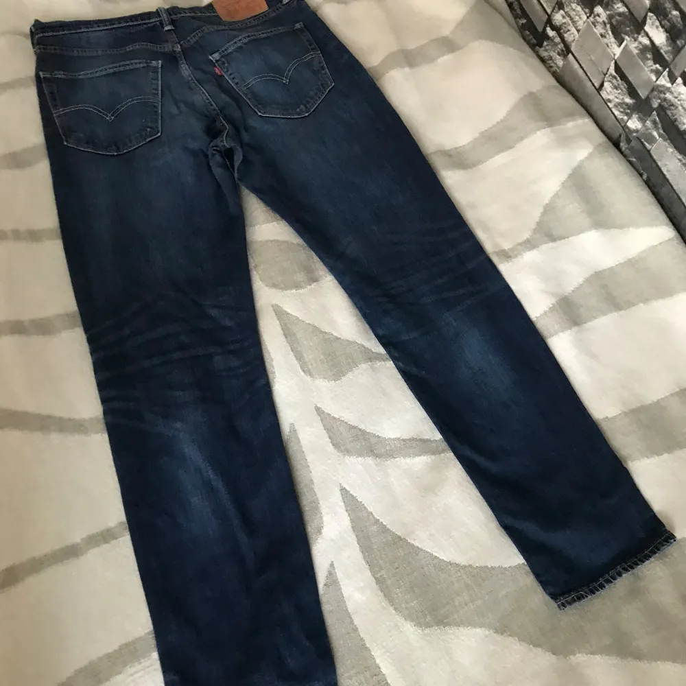 Levi’s jeans 32/34  i mycket gott skick säljes för 350 kr. Ord pris 1100 kr.. Jeans & Byxor.