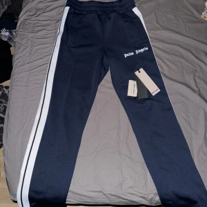 Palm Angels Track Pants - Haft dessa feta track pants sen 11 oktober 2022 men nu ville jag sälja dem. Köpta för 2500kr Skicket på byxorna är 8/10 pga märket på högerben annars i bra skick, se bild! Pris kan diskuteras 😃
