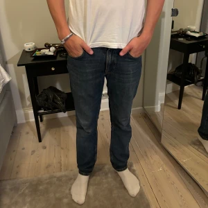 Nudie jeans - Mörkblåa nudie jeans som är i mycket bra skick. 