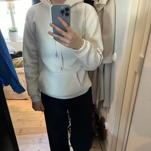 Vit hoodie - Vit hoodie från Gina tricot 