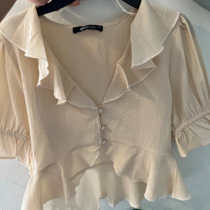 Blus - Blus är väldigt elegant och fin på användes bara 1 gång 