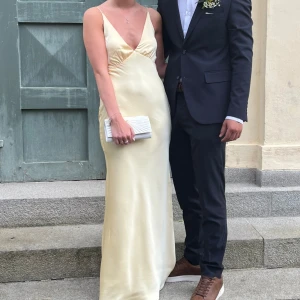 Ljusgul balklänning - Säljer nu min magiska balklänning!! Från Billy J, jag är 165 🙏✨helt perfekt