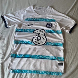 Chelsea tröja 22/23 - Hej! Säljer en riktigt fet chelsea tröja som är storlek S. Använt fåtal gånger och säljer då den ör för liten.