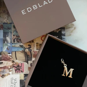 Berlock ”M” - Så fin berlock i bokstaven ”M” från Edblad. Aldrig använt och därmed nyskick utan repor. Nypris 199 kr Asken medföljer 