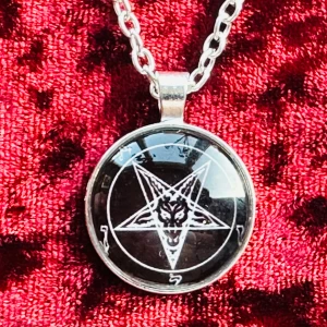 Halsband med pentagram i form av Baphomet Ockult Metal Wiccan Satanic Punk Rock Goth Gothic Nytt Oanvänt  - Säljer ett silverfärgat halsband med ett hänge med pentagram i form av Baphomet, även kallad getguden från Mendez. Talismanen som är i svat och vitt är 3,5 x 2,6 cm. Kedjan är cirka 66 cm lång, låses med hummerlås. Vitmetall och glas. Ett ovanligt och mäktigt smycke. Nytt. 