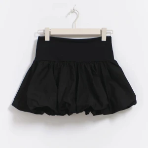 Balloon skirt - Balloon skirt från Gina tricot, ny med prislappen kvar