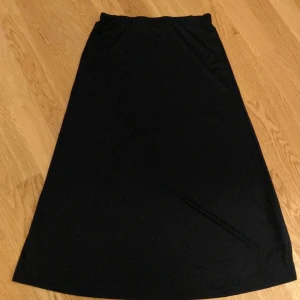 Lång svart kjol S - Super fin lång svart kjol i stolek S. Skriv för bilder och mått💞