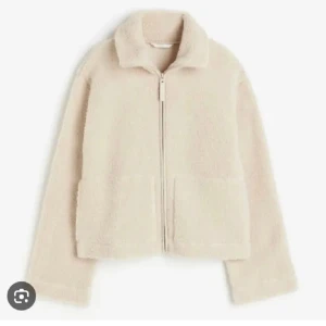 Teddy jacka - Säljer min Teddy jacka som är perfekt nu till hösten💕