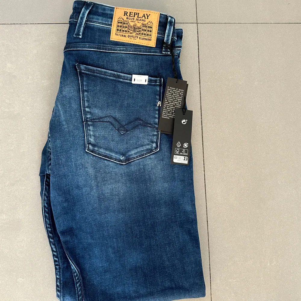 ett par helt nya replay jeans ( taggar osv finns kvar) i riktigt snygg mörkblå färg. är slimfit ( anbass) hör av er vid intresse!. Jeans & Byxor.