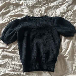 Kortärmad stickad tröja - Kortärmad stickad tröja från vero Moda i svart