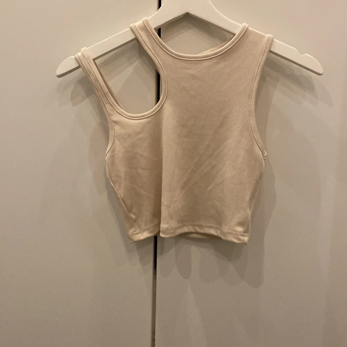 Beige ribbad linnetopp