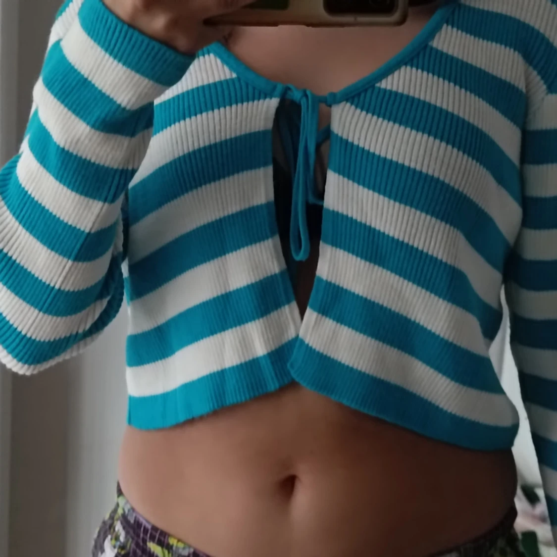 Vit kofta med blåa ränder