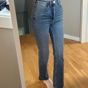 Blå jeans med hög midja - Säljer ett par snygga blå jeans med hög midja. De har en klassisk straight fit och är perfekta för både vardag och fest. Jeansen är i bra skick och har en tidlös design . Perfekta att matcha med en t-shirt eller en snygg blus! flared modell 