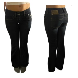 Lågmidjade diesel jeans - Lågmidjade utsvängda jeans från diesel. Inget synligt slitage. W27, L30, passar S. Mått; midjemått 36cm, innerbenslängd 74cm, ytterbenslängd 97cm. Fler bilder och frågor? Skicka dm