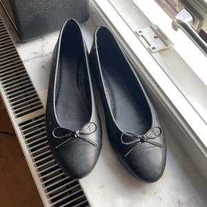Svarta ballerinaskor  - Säljer dessa fina ballerina skor då dem tyvärr inte passar mig! Dem är knappt använda och ny köpta!❤️ 