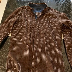 Brun prickig skjorta från Zara i ett mycket bra skick - Storlek S, slim fit modell, 10/10 begagnat skick, mycket sparsamt använd, brun färg med vita prickar