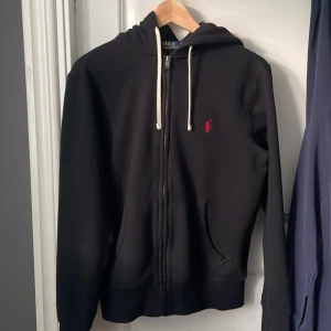 Ralph lauren hoodie - Säljer nu denna Ralph lauren zip up hoodie. Tröjan är knappt använd och är i ny skick. Säljer för att jag inte använder den 