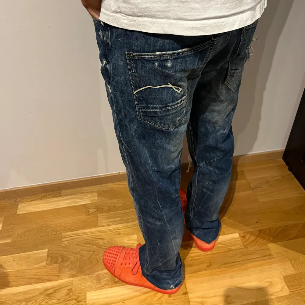 En par snygga jeans från G-Star raw, mindre hål (se 3e bilden) men inget man tänker på och ser ut och vara en del av designen. Storlek: 29/34. Jeans & Byxor.