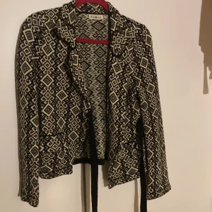 Kofta  - Svart vit kofta ifrån Chelsea i Göteborg. Ser ut som Odd Molly koftorna. Storlek L men den är liten i storleken så passar S. Den har fickor!