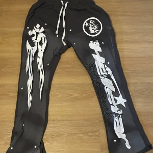Hellstar byxor - Oanvänd  Finns hoodie med (skriv om du vill ha det med) Pris kan diskuteras 