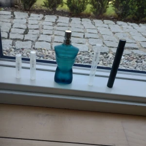 Jean Paul Gaultier Le Male samples - Säljer samples av populära parfymen JPG Le male😮. Bra för dem som vill testa innan att köpa hela flaskan. Noterna finns på sista bilden😁. 2 ml:39 kr, 3 ml:49 kr, 5 ml:79 kr, 10 ml:139 kr. 19 kr frakt. DM om vilken storlek ni vill ha.