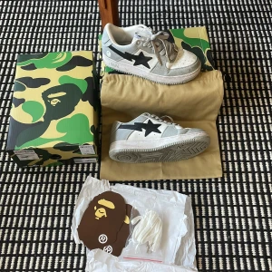 Bapesta storlek is 9.5/ Eu 42.5 - Bapestas i använde skick. Det i bilden medföljer