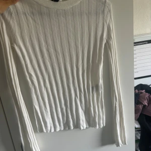 Vit topp - Snygg vit topp ifårn h&m jätte bra skick!