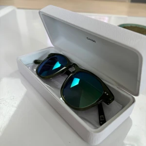 Chimi glasögon  - Chimi solglasögon i modell #001 i färg Kiwi. Knappt använda. I mycket bra skick.  Fodral medkommer. 