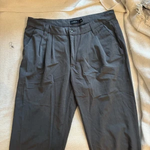 Grå kostymbyxor - Fina kostymbyxor men inte min stil. Storlek 38,M, köparen står för frakten <3