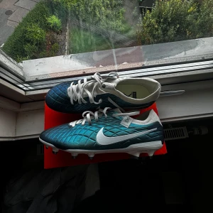 Nike legend 10 PRO - Ett par nya nike legend, helt oanvända Finns i storlek 40,5 ända upp till 45  Skicka in era bjud! (Ny pris 2000)
