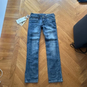 Blå Lågmidjade jeans från Bright Star - Säljer dessa supersnygga Lågmidjade jeans från Bright Star. Byxorna har coola detaljer och är helt nya med lappen kvar. Säljes då de är för stora. ❤️