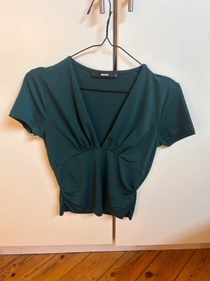 Grön fest topp  - Säljer denna riktigt snygga topp som är perfekt till fest men också till vardags! Använd nån enstaka gång.