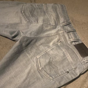 Slim fit Replay byxor - Ett par riktigt feta Replay Jeans i modellen Anbass. Byxorna är använda ett få tal gånger. 8/10 i kvaliten, inga hål eller slitningar. Vi några frågor är det bara att skriva 💫 Size: W29 L32   