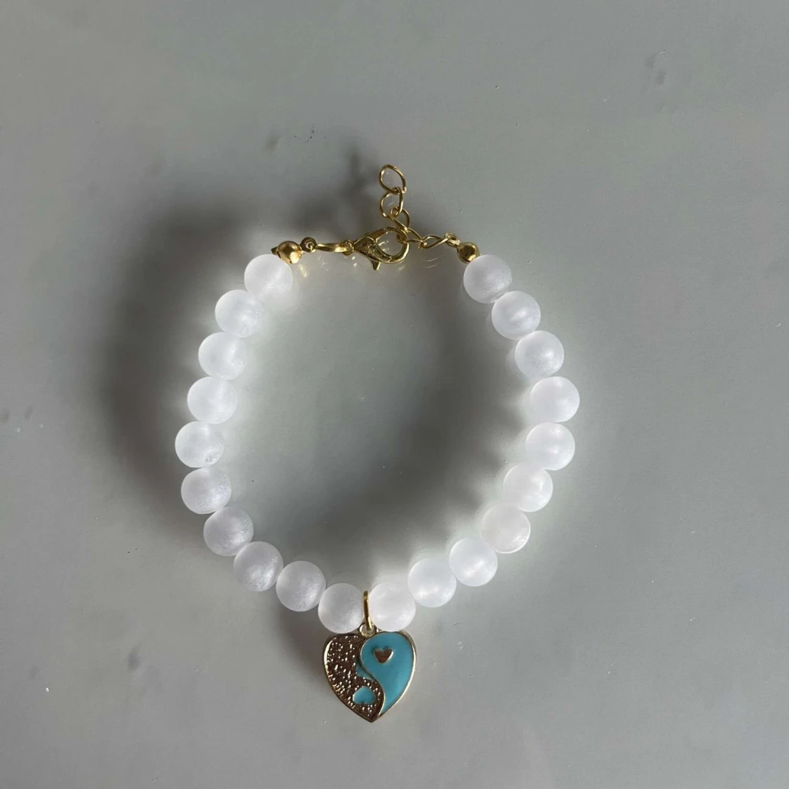 Vitt pärlarmband med hjärthänge