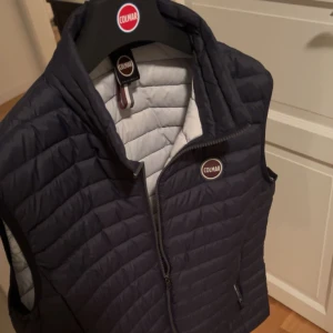 Colmar väst - Säljer denna colmar väst då den inte passar mig, helt oanvänd och kommer med en galje! Skriv för mer bilder om det önskas. Köparen står för frakt