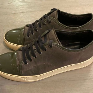 Lanvin skor  - Tjena, Säljer nu mina super snygga och trendiga skor från Lanvin. De är i storlek UK8 som passar 43.Nypris~4500 mitt pris 2199. Självklart äkta. Skriv Pm vid eventuella frågor!