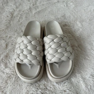 Tofflor - Beige tofflor från HM 