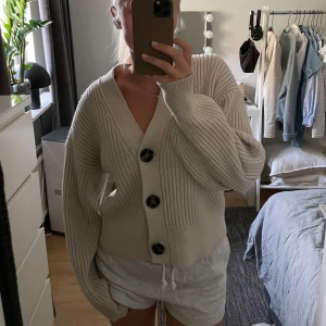 Stickad kofta hm - Stickad kofta från hm. Sparsamt använd. Perfekt till hösten!!💝Storlek S men sitter oversized så passar även M💘