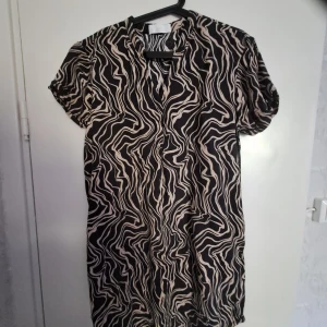 Mönstrad klänning stl S - Använd fåtal gånger