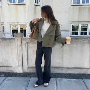 Le Magda trenchcoat  - Säljer min helt nya Le Magda trenchcoat i snygg grön färg, perfekt höst jacka. Helt oanvänd och lapparna sitter kvar. Säljer då det är krångligt att returnera till Danmark. Hör gärna av dig vid frågor eller fler bilder! Nypris 700kr + 100kr frakt 