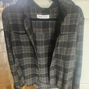 Samsoe samsoe  - Overshirt inköpt från Volt fashion Fint skick o sparsamt använd Storlek: M  Hör av er vid fler frågor! 