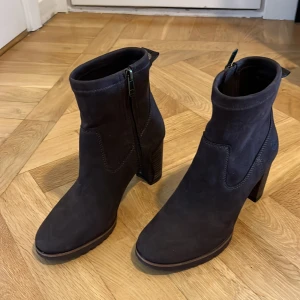 Bruna mocka boots från Timberland - Säljer ett par snygga bruna mocka boots från Timberland. De har en robust klack och dragkedja på sidan för enkel på- och avtagning. Perfekta för höst och vinter med sitt stilrena och tidlösa utseende. Endast använda 1 gång. Nypris 1499 sek 