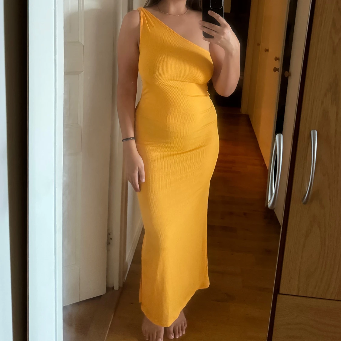Gul oneshoulder långklänning