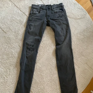 Replay anbass - Tja, säljer dessa schyssta replay med slitningar. Dem kommer inte till användning därav priset! Storlek 29 men passar på mig som är 185.